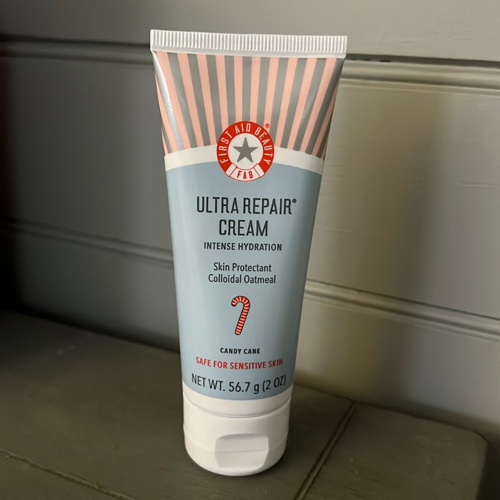 New First Aid Beauty Ultra Repair Crem